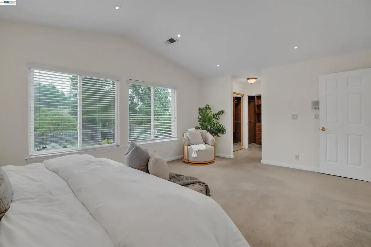 The reverse view shows the primary bedroom’s windows and clear circulation at 19475 Mount Jasper Drive.